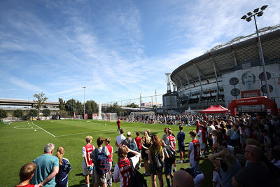 Volop publiek langs de lijn. Dat vinden we mooi! © De Brouwer