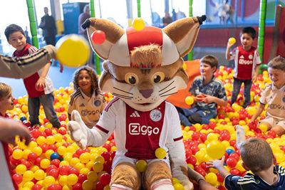 Het duurt niet lang of Lucky zit ook in de ballenbak. © Pro Shots