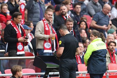 De VAR constateert hands van Wijndal. © De Brouwer