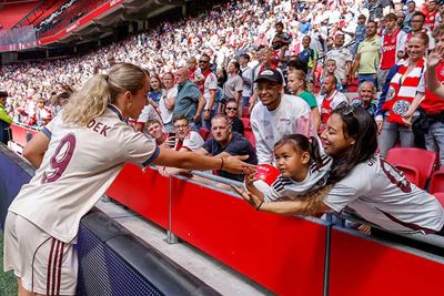 Tolhoek geeft een bal aan een jonge fan. © Pro Shots