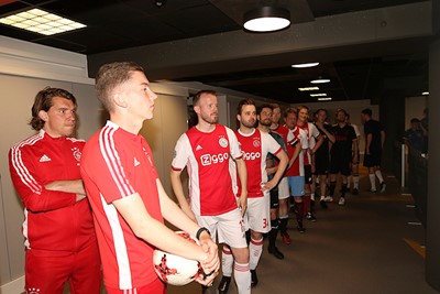 De finalisten mogen vanuit de spelerstunnel het veld betreden. © De Brouwer