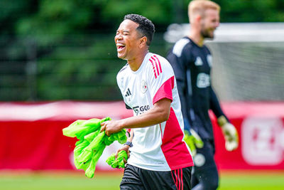 Emanuelson heeft dikke pret. © Pro Shots