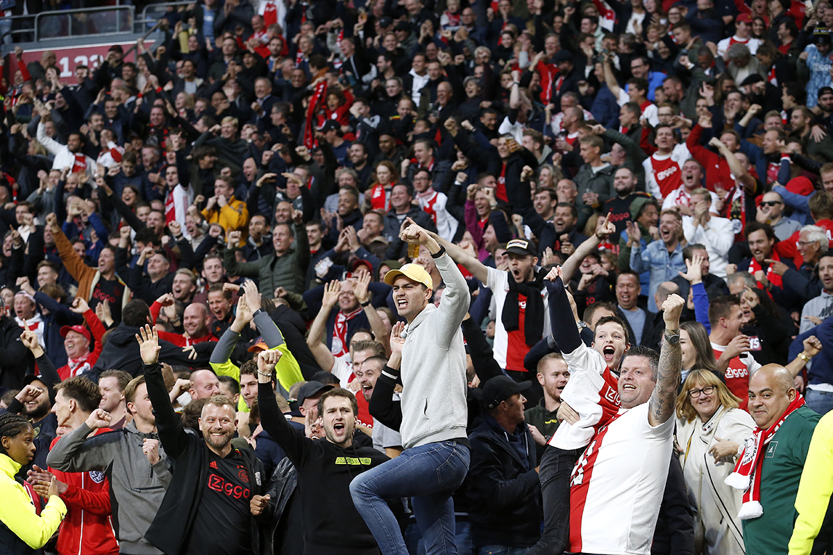 Ajax en supporters trakteren PSV in ons fotoverslag op zware avond