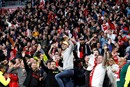 Ajax en supporters trakteren PSV in ons fotoverslag op zware avond