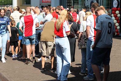 Wederom dikke rijen voor de Ajax Fanshop! © SV Ajax