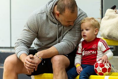 Deze kleine Ajacied krijgt wat moed ingesproken. © Pro Shots