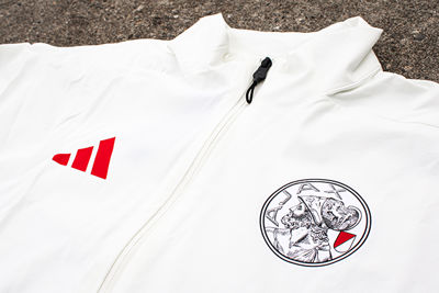 De kleur kunnen we het beste omschrijven als gebroken wit. © Ajax Life