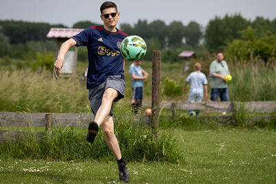 Hier wordt een bal met veel gevoel getrapt. © Pro Shots