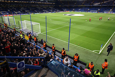 Pasveer staat op doel en wordt bij de warming-up toegezongen. © De Brouwer