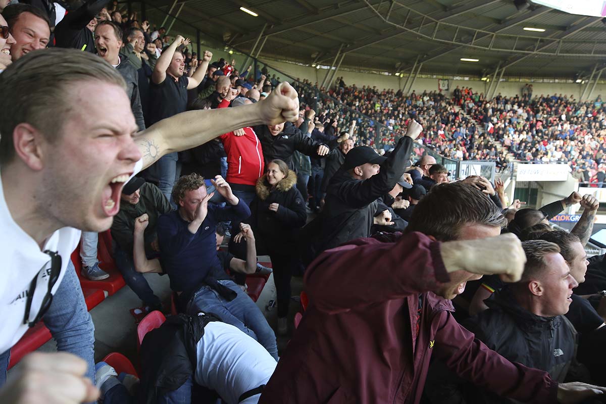 Dikke ontlading volgt heullll laat in fotoverslag NEC - Ajax