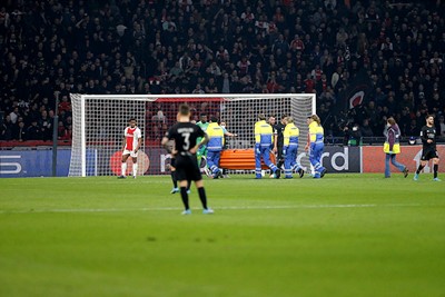 Bij Benfica hebben spelers last. Tot de brancard er is. Dan niet meer. © De Brouwer