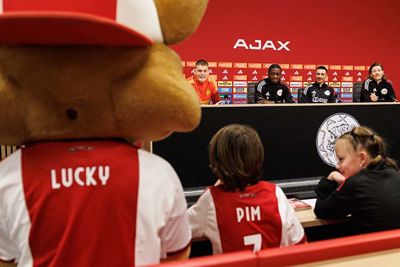 Pim bijt het spits af en mag de eerste vraag stellen. © Pro Shots