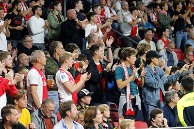 Ondertussen blijven wij onze handen stuk klappen voor Ajax. © De Brouwer