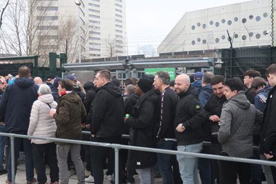 De bus uit en de rij voor het uitvak in. © SV Ajax