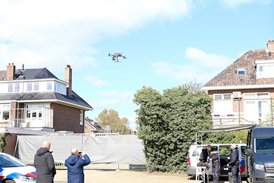 De pliesie laat een drone los. © De Brouwer