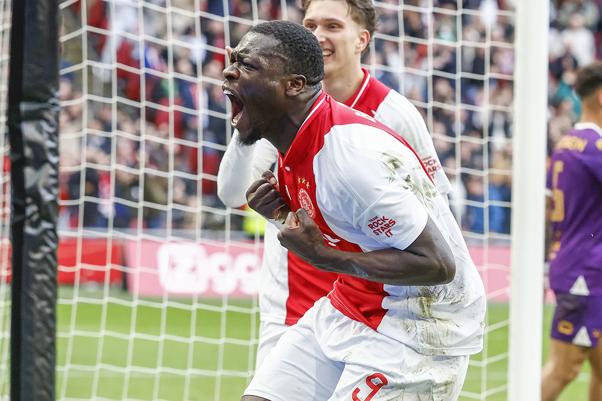 Brobbey scoort opnieuw en mag op de wallpaper!