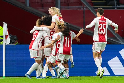 Tegen alle verwachtingen in komt Ajax Vrouwen op voorsprong! © Pro Shots