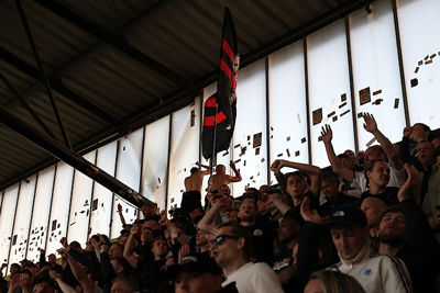 Trommelen op de ramen. © De Brouwer