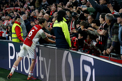 Regeer speelde goed en geniet van de ereronde. © De Brouwer