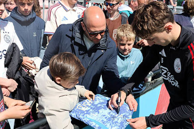 Shirt goed strakhouden en tekenen als een Baas. © SV Ajax