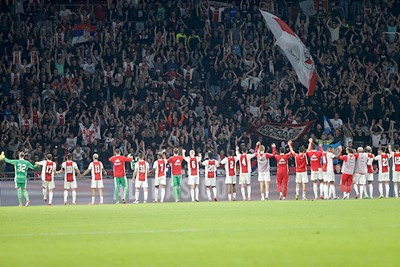 Spelers bedanken supporters en andersom. Fijne beelden. © De Brouwer