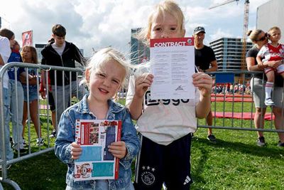 Contracten getekend. Lekker bezig! © Pro Shots