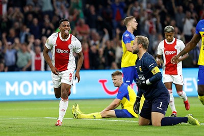 Ajax slaapt het eerste kwartier, maar Timber schiet zijn ploeg wakker. © De Brouwer