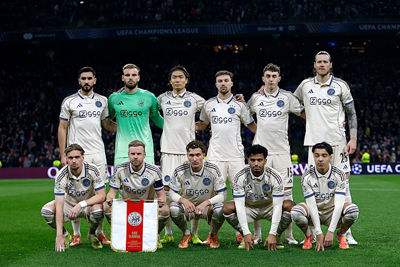 Wijndal en Bounida met twee handen op het gras. © De Brouwer