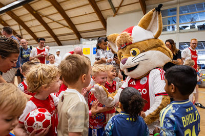 Natuurlijk deelt Lucky veel high-fives uit. © Pro Shots