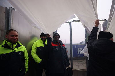 Ah, kijk. De stewards helpen een handje. Fijn zo! © De Brouwer