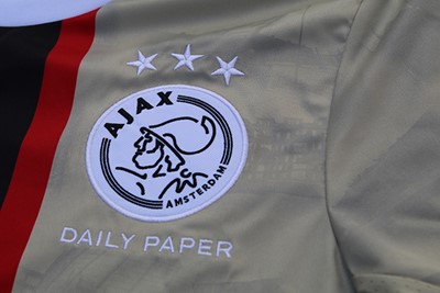 Het Ajaxlogo met witte sterren en Daily Paper eronder. © Ajax Life