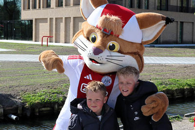 Lucky heet supportertjes van harte welkom. © SV Ajax