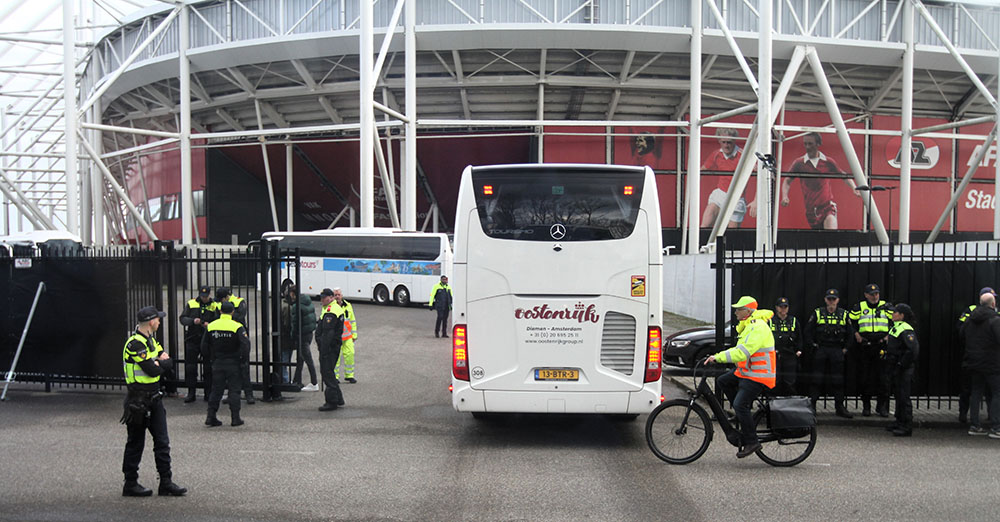 Handige SV Ajax-bussen zetten koers naar AZ-uit