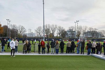 En dan sta je zomaar naar de training van Ajax 1 te kijken. © Pro Shots