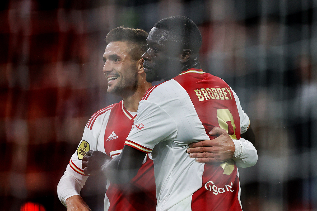 Tadic en Brobbey vinden elkaar op het veld én op wallpaper
