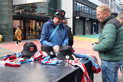 Sjaaltje kopen bij de sjaalverkoopmeneer. © De Brouwer