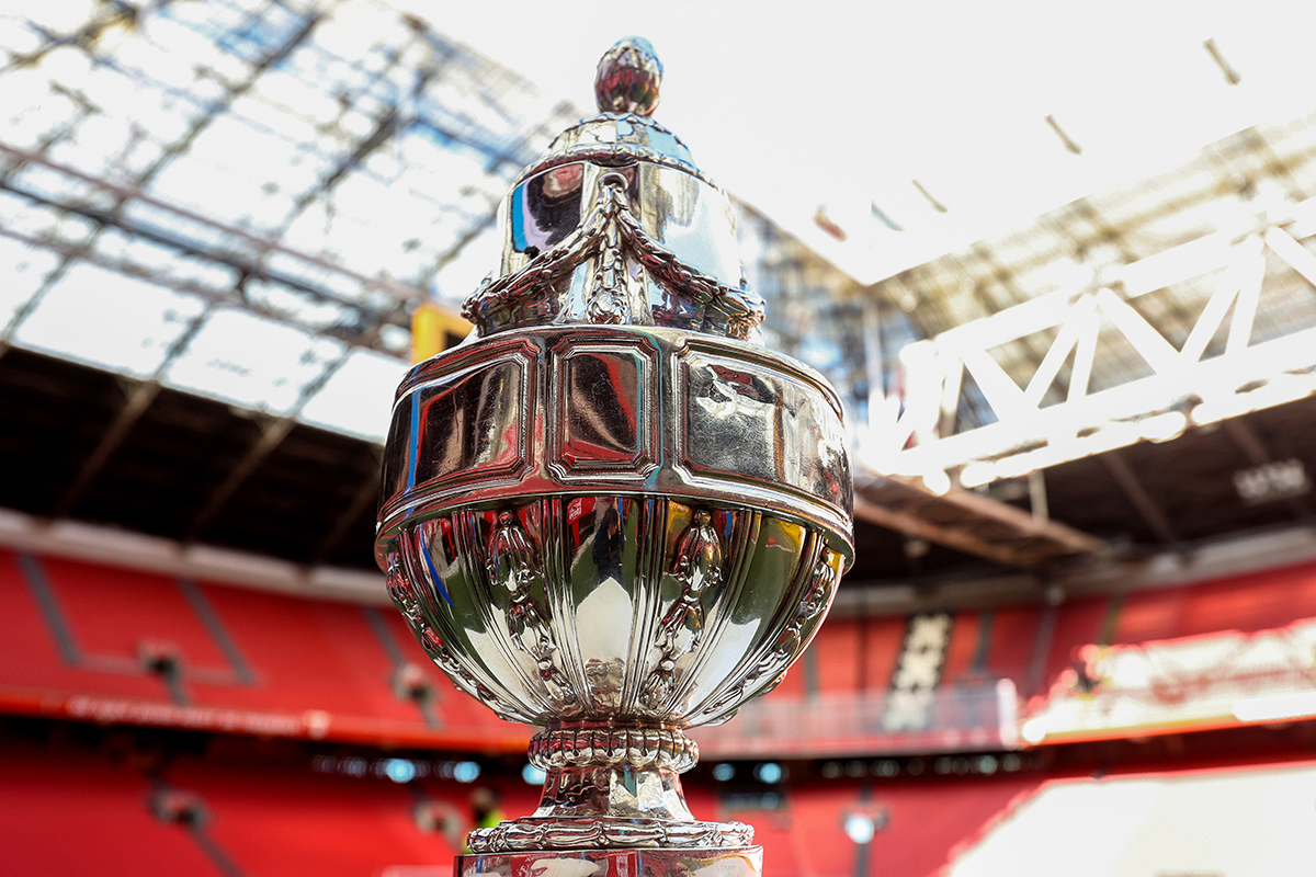 Ajax mag feestvieren met échte beker, maar krijgt replica voor prijzenkast