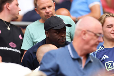 Brobbey is op bezoek en krijgt applaus als hij op de schermen verschijnt. © De Brouwer