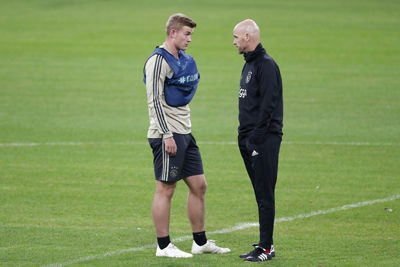 MUNCHEN, 01-10-2018, Allianz Arena, season 2018 / 2019, Champions League football. Ajax trains in Munchen in preparation of the game against Bayern. Matthijs de Ligt (L) and Erik ten Hag (R)