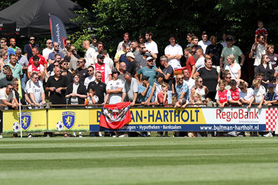 In het zonnetje over de boarding hangen. Wat wil je nog meer? © SV Ajax