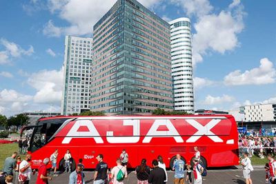 Ook de spelersbus van Ajax kreeg een make-over. © Pro Shots