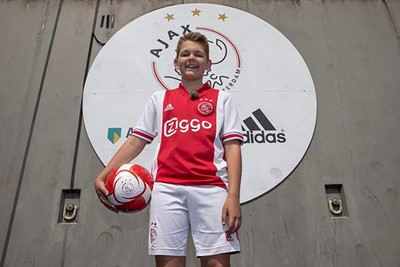 We starten met een fotootje als een echte Ajaxspeler! © Pro Shots