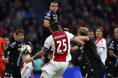 Na de treffer zien we Ajax alleen nog maar ploeteren. © De Brouwer