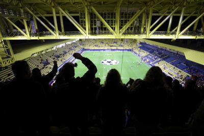 Een vol uitvak, maar verder een halfleeg stadion. © De Brouwer