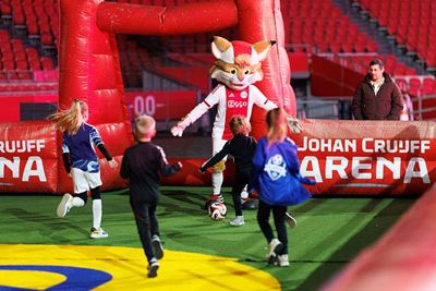 Lucky trapt vrolijk een balletje mee. © Pro Shots