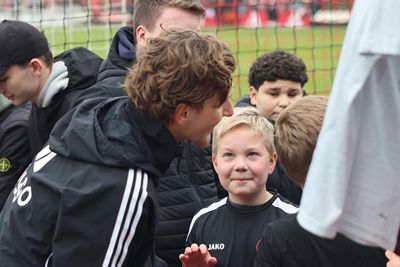 Och, kijk die blik in de ogen van deze fan. Prachtig! © SV Ajax