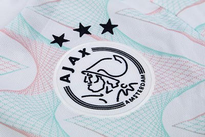Ajaxlogo in donkerblauw op een witte badge. © Ajax Life