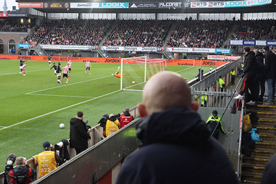 Akpom kopt binnen. En doorrrr. © De Brouwer