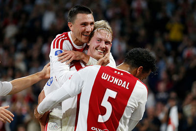 Brandt zorgt met een juweel van een treffer voor 2-0. © De Brouwer