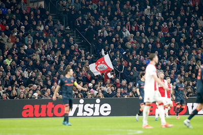 Vlagrenner Gerard hoopt dat zijn sprintje geluk brengt. © De Brouwer